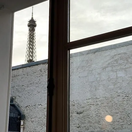 Cozy Near Eiffel Tower Apartment Paris